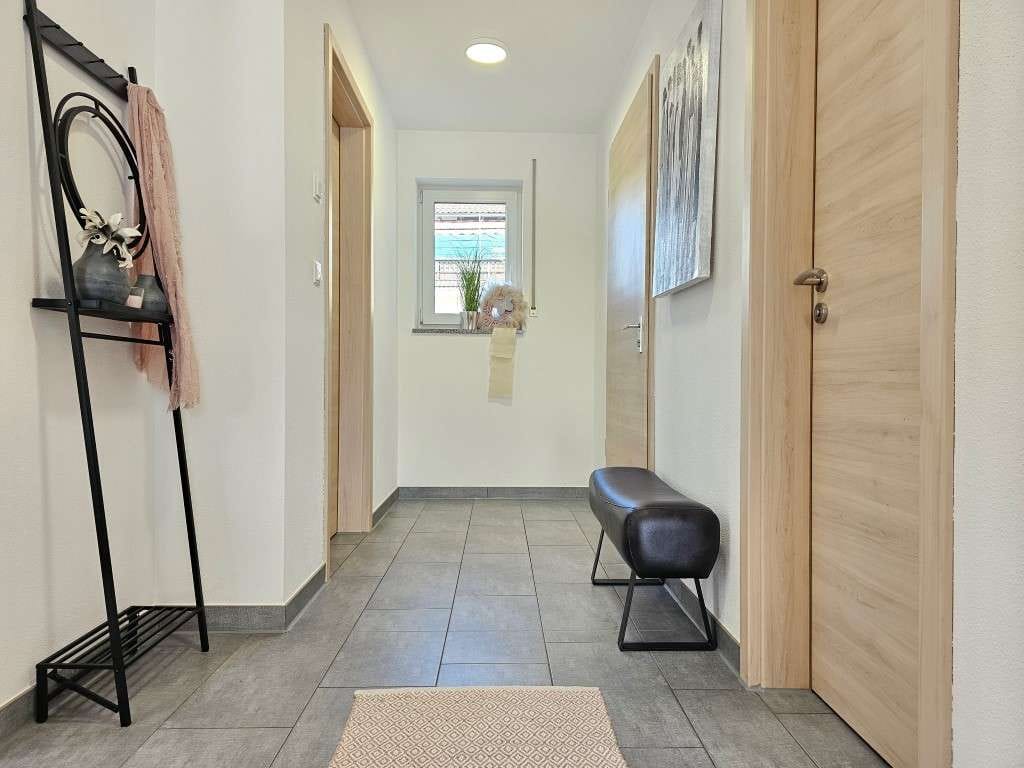 Immobilie in Aidenbach - "Freiheit und Lebenskomfort genießen...Moderne ETW auf 2 Etagen mit Balkon und Terrasse in kleiner Wohnungseigentümergemeinschaft!" - Bild 3