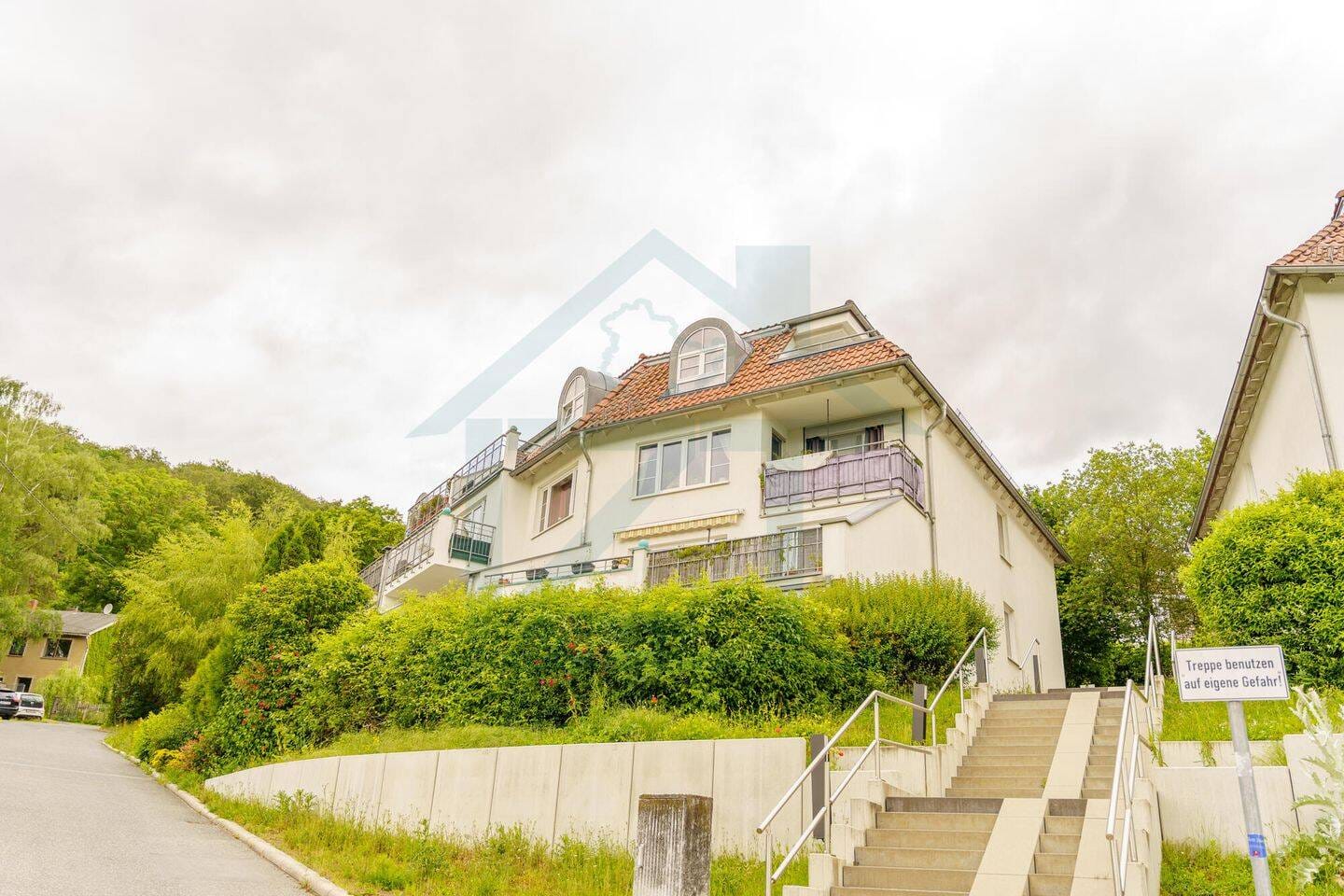 Immobilie in Neuengönna - Helle DG-Wohnung mit Balkon, Einbauküche & TG-Stellplatz - Zur Anlage oder Eigennutzung! - Bild 0