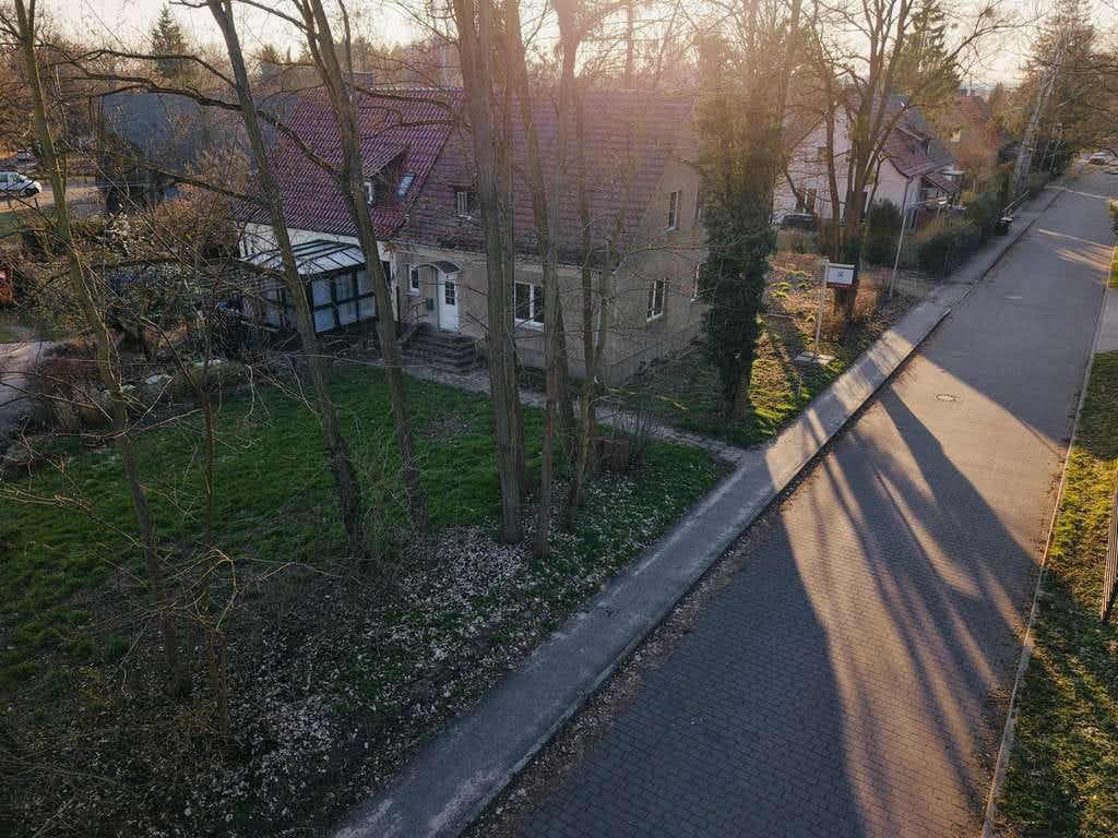 Immobilie in Potsdam - Sanierungsbedürftige Doppelhaushälfte mit großem Garten in Bornim - Bild 1