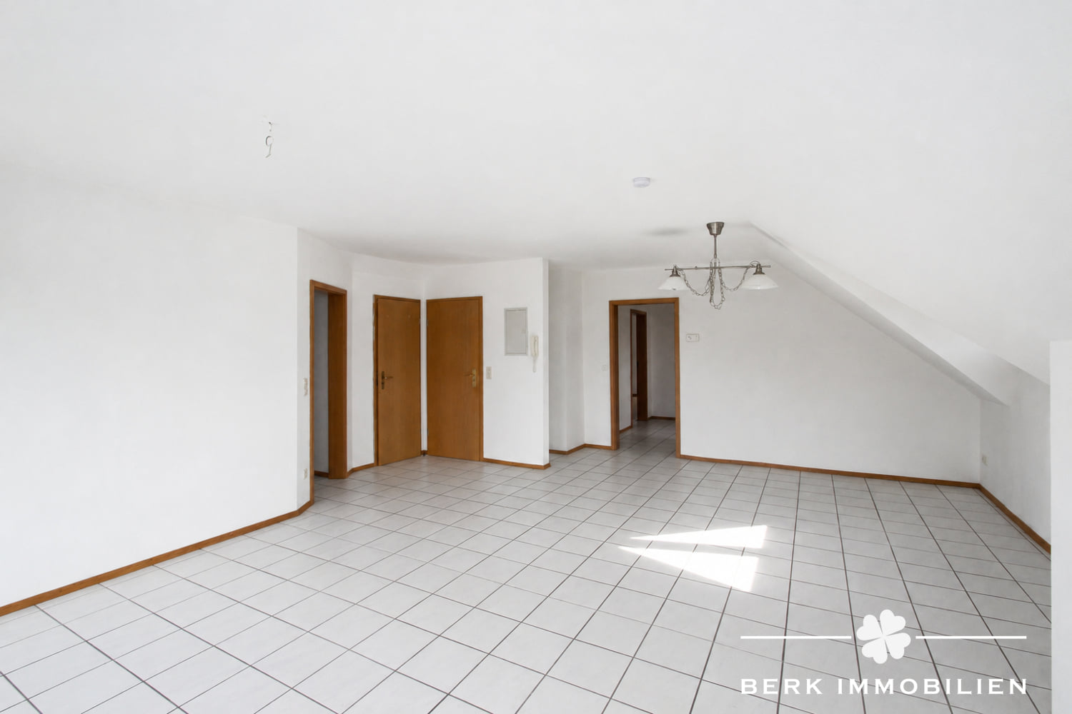 Immobilie in Stockstadt am Main - BERK Immobilien - Ruhig wohnen und Zentral leben – großzügige 3-Zimmer-Wohnung inkl. Garage + Stpl. - Bild 2