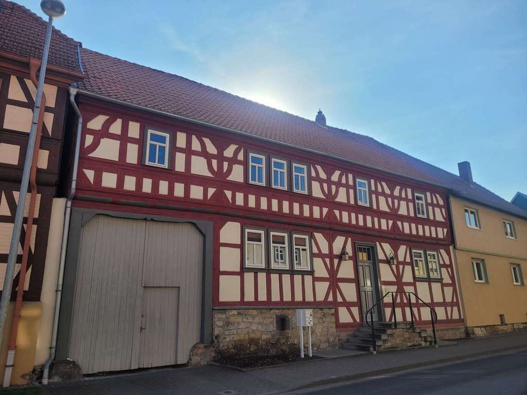 Immobilie in Drei Gleichen - Stilvolles Mehrfamilienhaus mit zusätzlichem Entwicklungspotenzial in Wandersleben - Bild 0