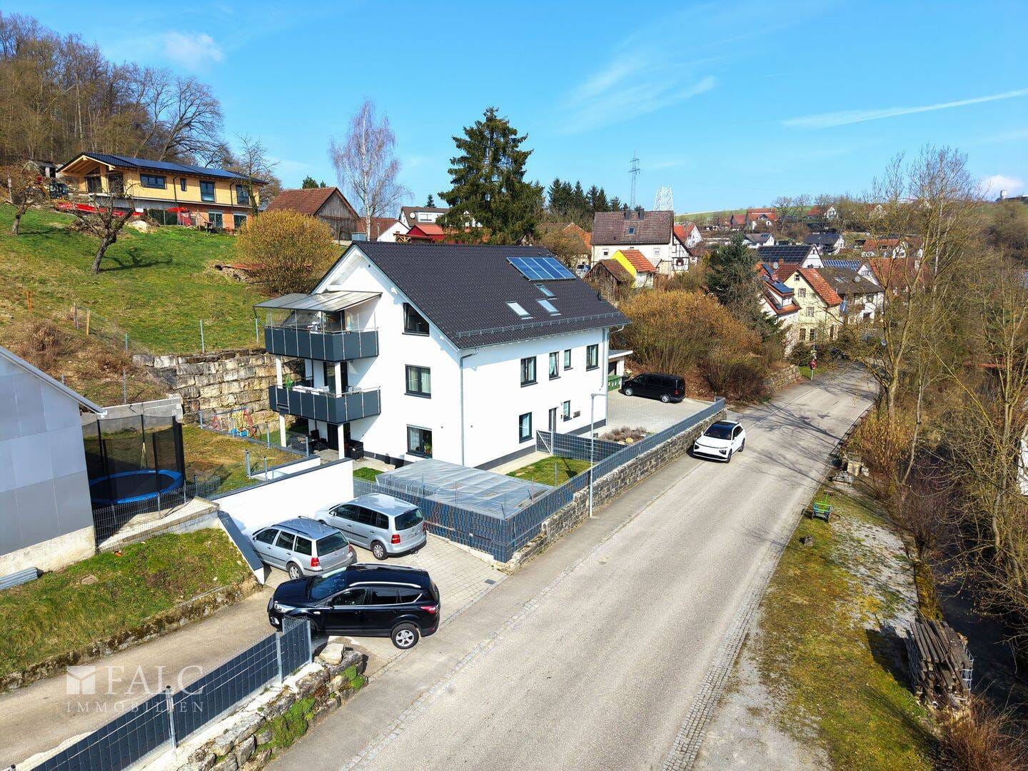 Immobilie in Zweiflingen - Neubau-Juwel mit Effizienz! Schönes 3-Familienhaus im Vorort von Öhringen! - FALC Immobilien - Bild 2