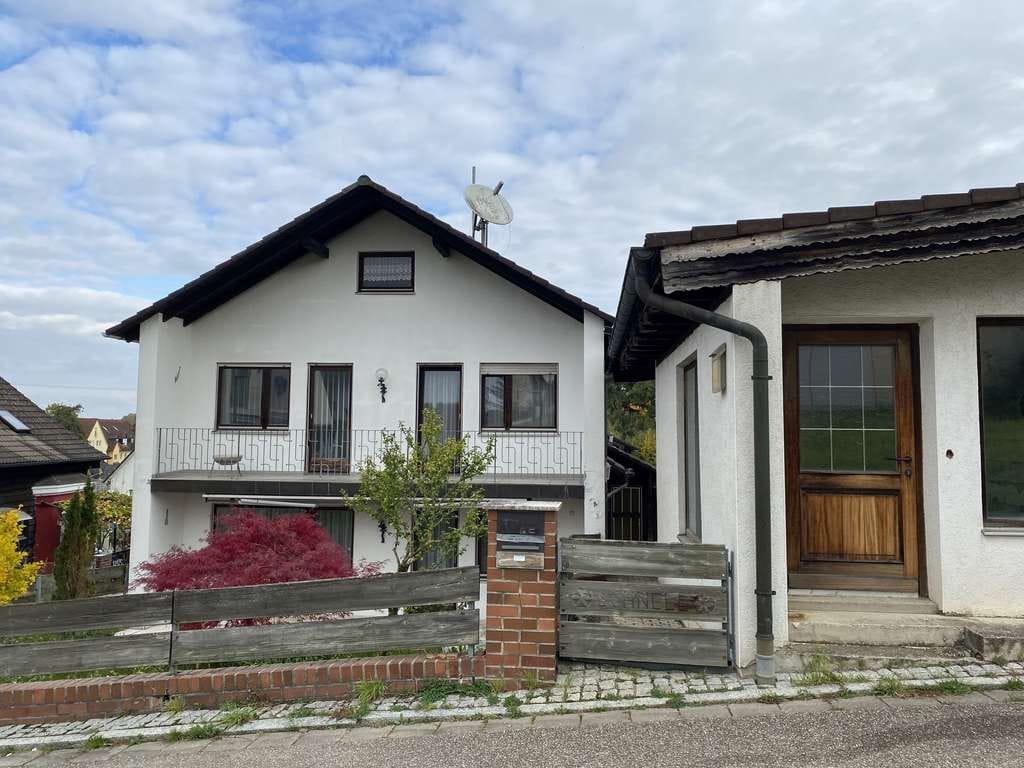 Immobilie in Mainburg - GIS IMMOBILIEN - Haus mit Lagergebäude zum Renovieren! - Bild 0
