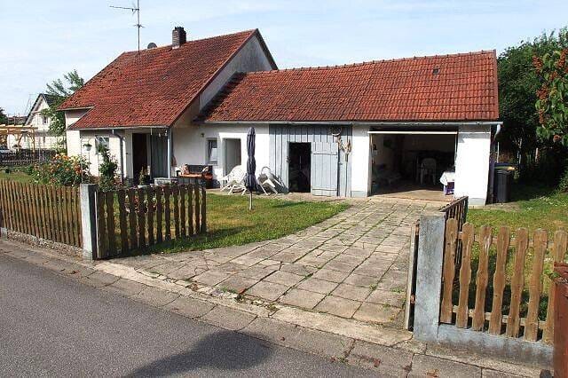 Immobilie in Wallersdorf - Einfamilienhaus mit ebenerdigem Grundstück in ruhiger Wohnlage der Marktgemeinde Wallersdorf - Bild 1