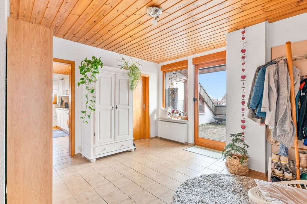 Immobilie in Löchgau - Helle Dachgeschoss Wohnung mit Stellplatz mit Blick über Löchgau zu verkaufen - Bild 4