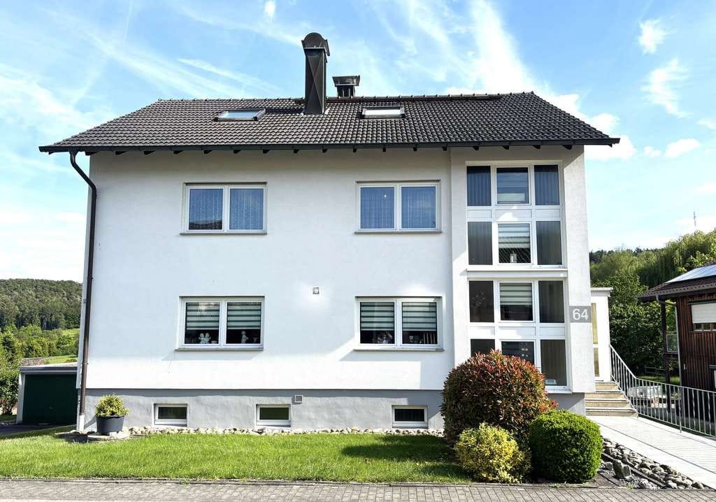 Immobilie in Höpfingen - Großzügiges Wohnhaus mit drei Wohneinheiten, 4 Garagen und traumhafter Feldrandlage in Höpfingen - Bild 1