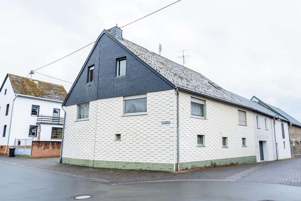 Immobilie in Polch - Renovierungsbedürftiges Mehrgenerationenhaus mit 2 Garagen
in Polch-Ruitsch zu verkaufen - Bild 1