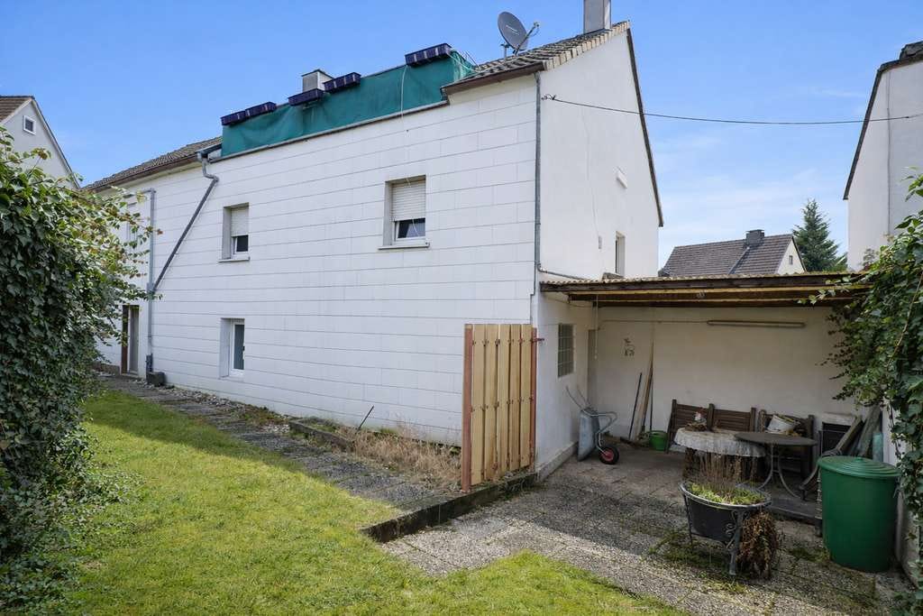 Immobilie in Iserlohn - Zentral gelegenes Zweifamilienhaus mit viel Potenzial, 6 Garagen und Halle - IS-Letmathe - Bild 2