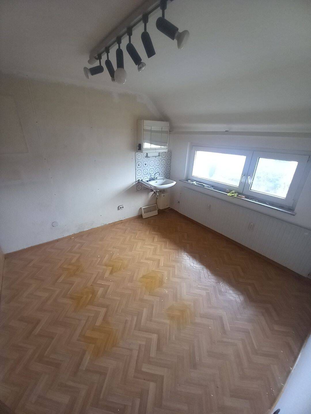 Immobilie in Groß-Umstadt - Vielseitiges Wohnhaus mit großem Potential in Groß-Umstadt - Ein Investitionsklassiker - Bild 2