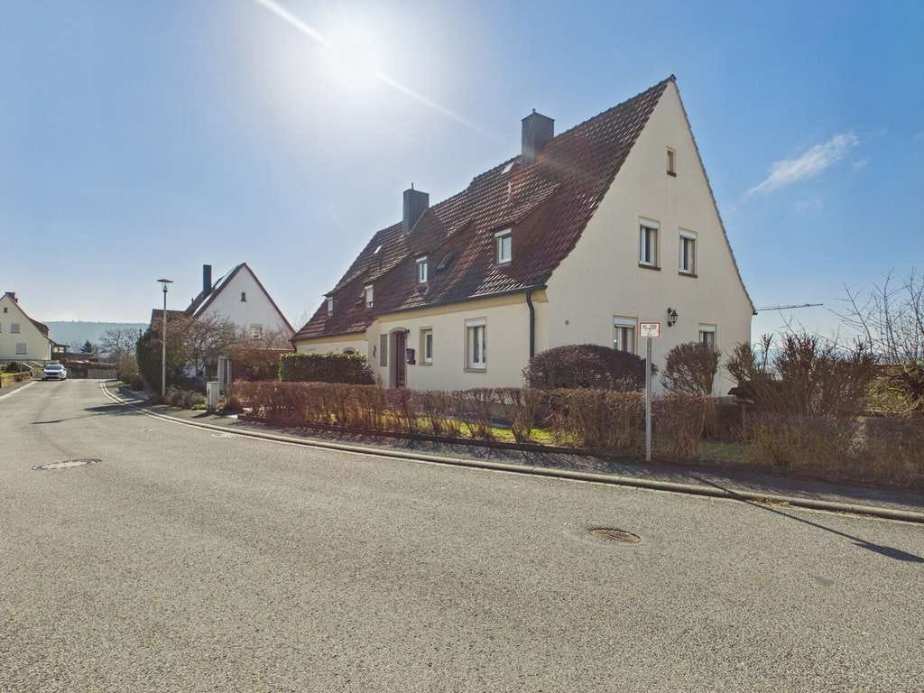 Immobilie in Ebern - Charmantes Siedlungshaus mit schönem Garten - Bild 2