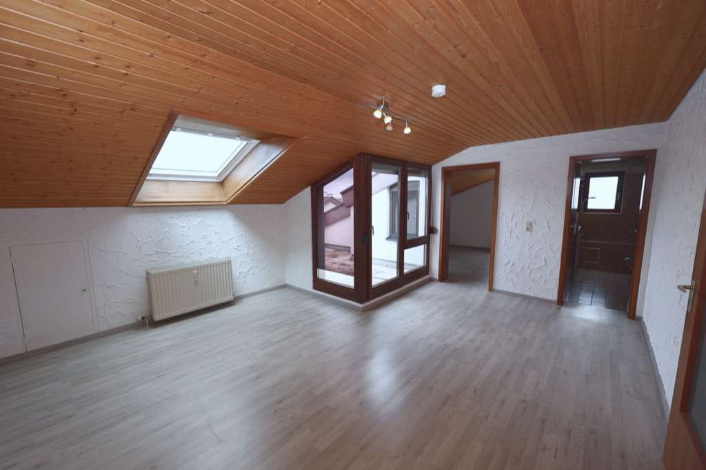 Immobilie in Schwieberdingen - Sofort Beziehbar : 2,5-Zimmer-Dachwohnung mit Loggia und Einzelgarage - Bild 1