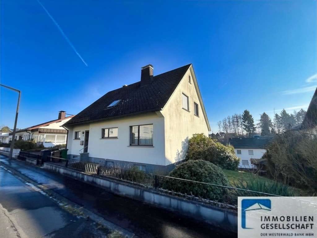 Immobilie in Ransbach-Baumbach - Großzügiges Ein- bis Zweifamilienhaus in ruhiger und gefragter Lage von Ransbach-Baumbach - Bild 0