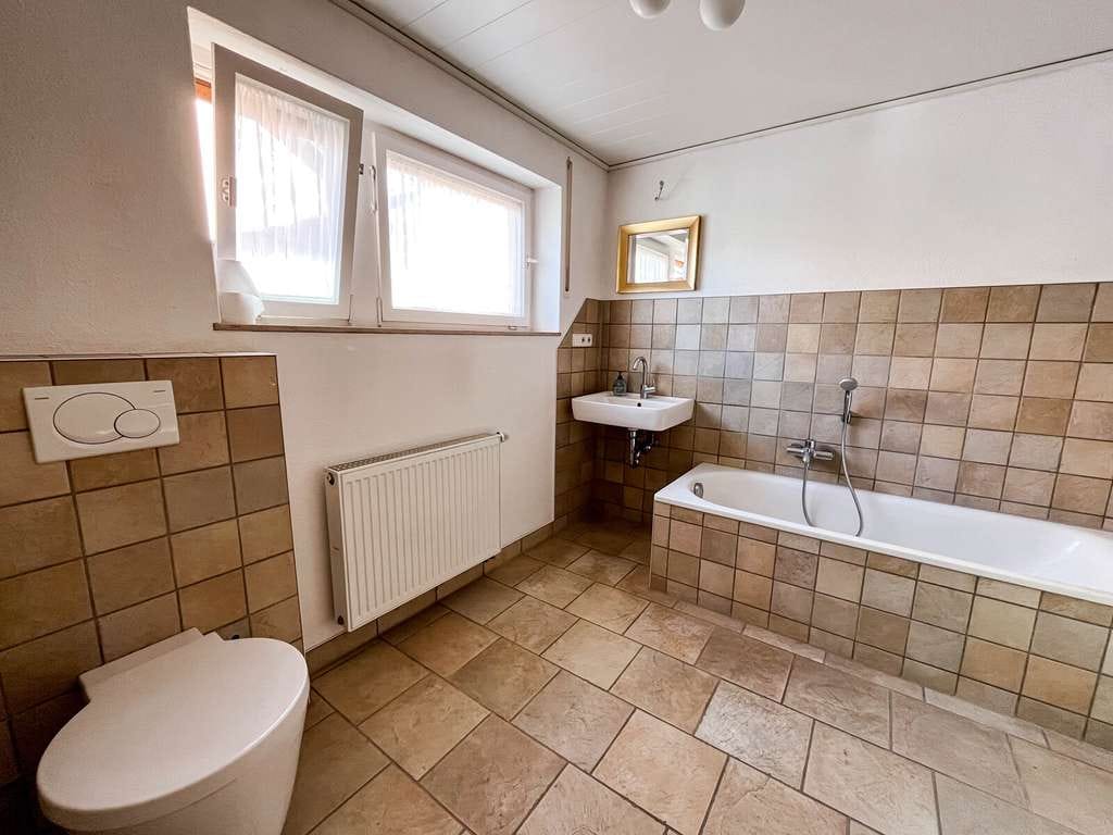 Immobilie in Schöntal - Einfamilienhaus mit Garten & Garage - Bild 3