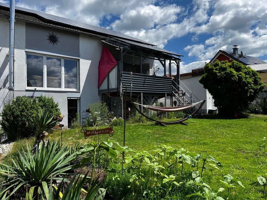 Immobilie in Wackersdorf - Wackersdorf / Meldau – Großzügiges Ein-/Zweifamilienhaus mit Einliegerwohnung und PV-Anlage - Bild 0