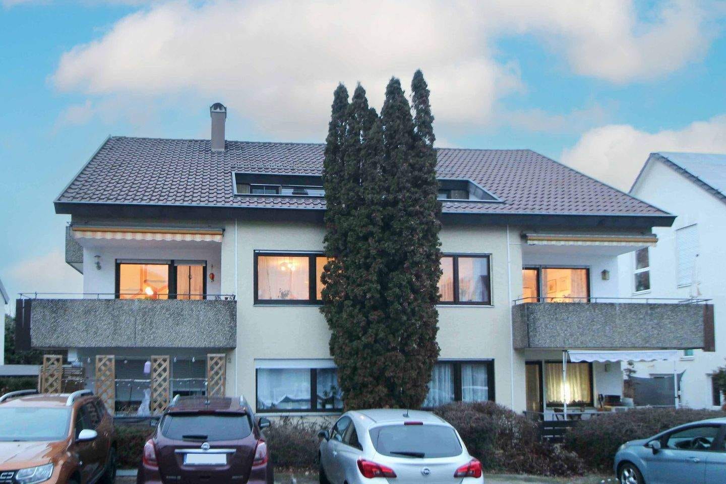 Immobilie in Neuhausen auf den Fildern - Attraktive 4,5-Zimmer-Maisonette-Wohnung mit drei Balkonen, Loggia und zwei Stellplätzen - Bild 0