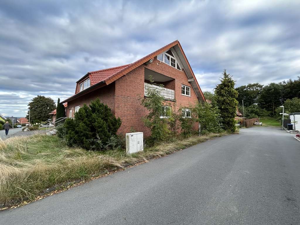 Immobilie in Marsberg - Großzügiges Zweifamilienhaus mit Doppelcarport und Garten in Marsberg-Essentho - Bild 2