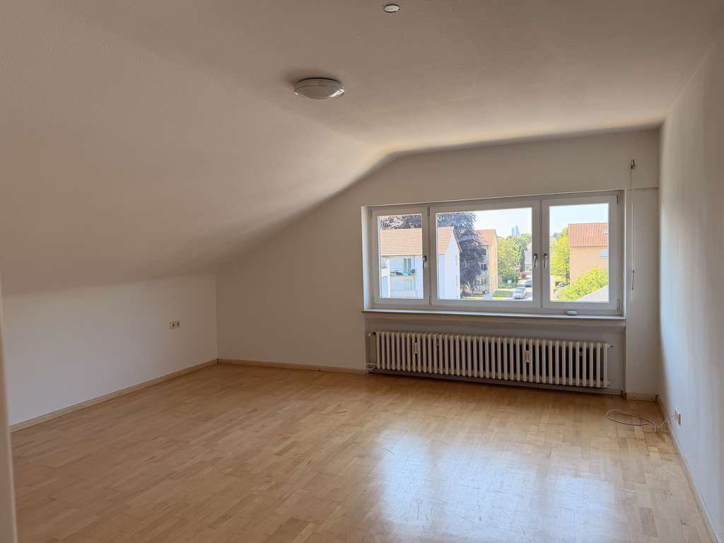 Immobilie in Grenzach-Wyhlen - 5-Zimmer-Dachgeschosswohnung mit Balkon in zentraler Lage - Bild 2