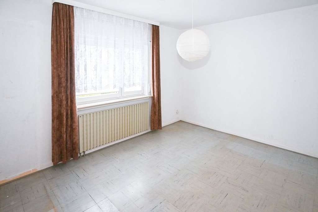 Immobilie in Bielefeld - Charmanter Bungalow mit Sanierungsbedarf auf großzügigem Erbpachtgrundstück! - Bild 1