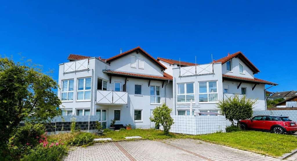 Immobilie in Remchingen - Einziehen und Wohlfühlen! Moderne 2-Zimmer-Wohnung mit Außenstellplatz in ruhiger Lage - Bild 0