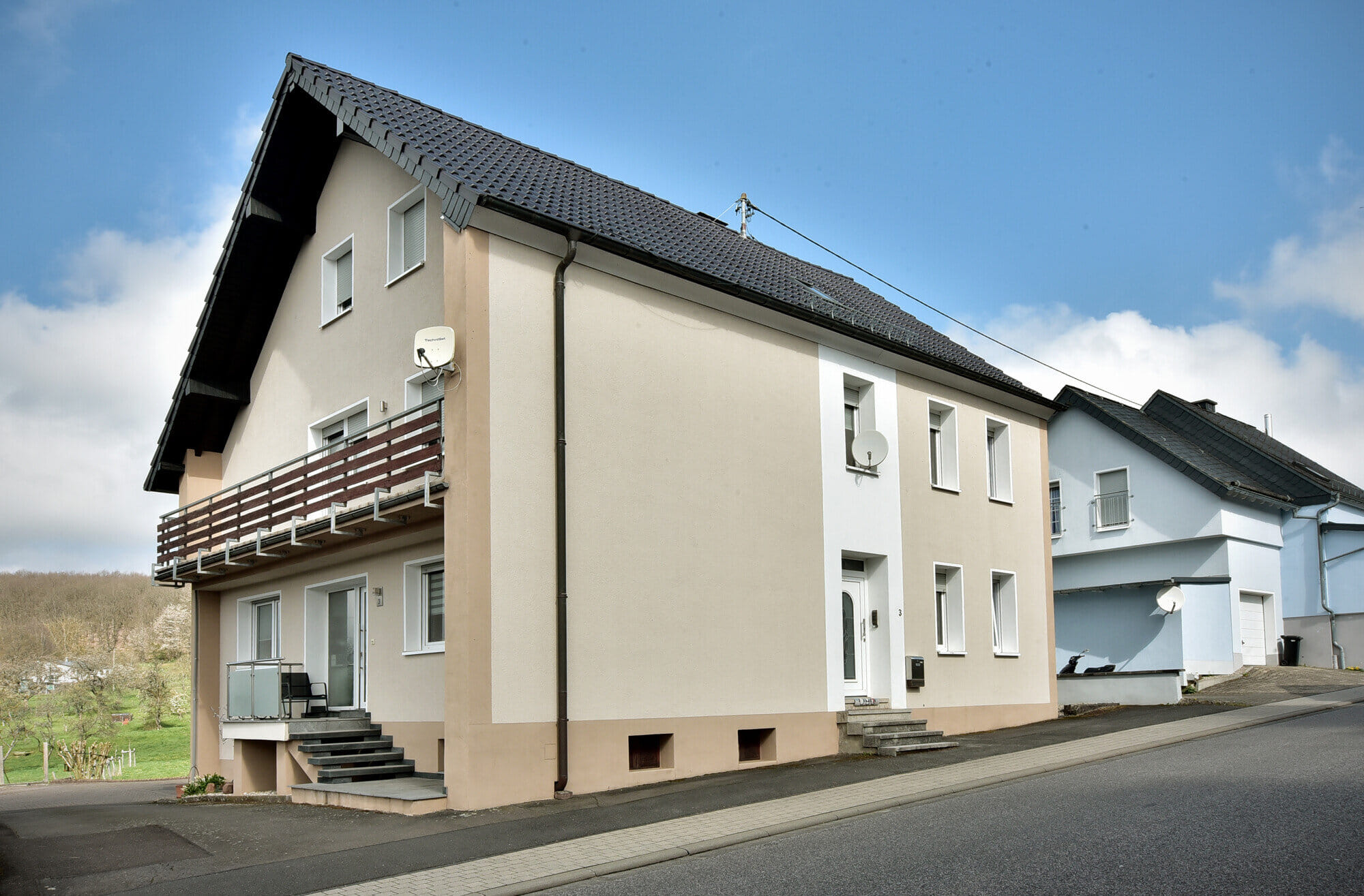 Immobilie in Mackenrodt - 1 + 1 = 3 Möglichkeiten in Mackenrodt ein Doppel-Haus mit drei Garagen als sein Eigentum zu erwerben - Bild 0
