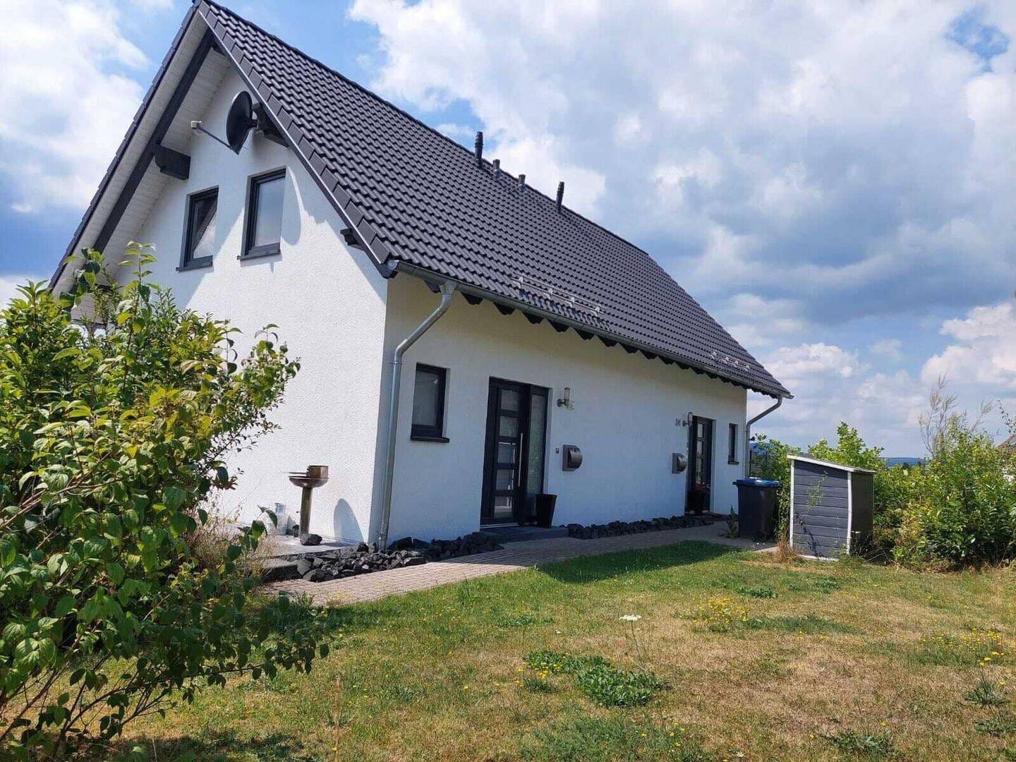 Immobilie in Bad Berleburg - Lichtdurchflutet, hoher Komfort - neuwertige Doppelhaushälfte mit 3 Garagen und 1 Carport in Bad Berleburg-Raumland - Bild 2