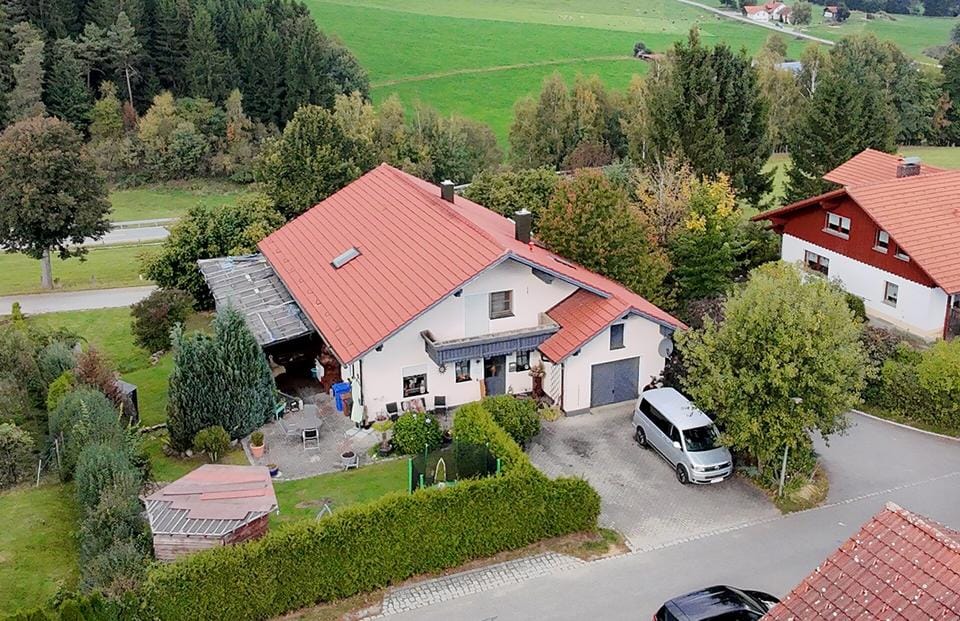 Immobilie in Rinchnach - Großzügiges Zweifamilienhaus mit Garten und unverbaubarer Aussicht - Bild 0
