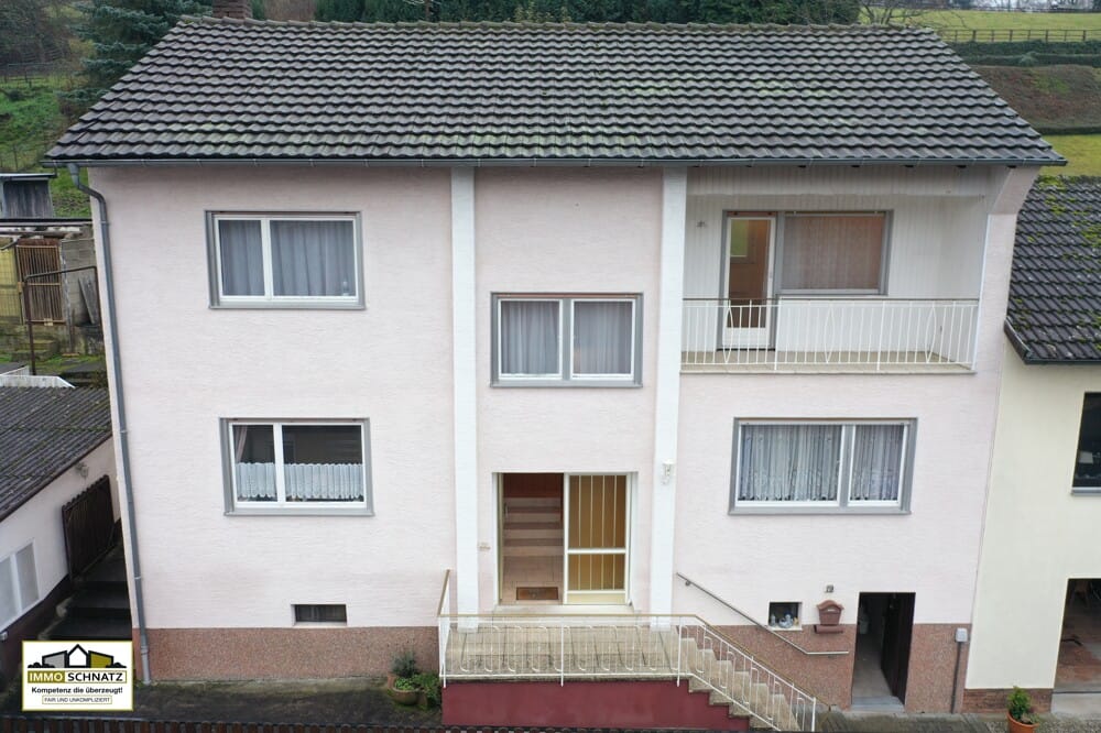 Immobilie in Lützelbach - Charmantes Wohnhaus mit drei Garagen und Gestaltungsspielraum - Bild 0