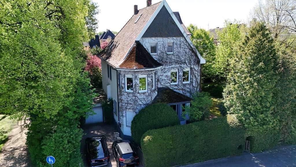 Immobilie in Beckum - Charaktervolle Villa mit zwei Wohneinheiten, Garage und parkähnlichem Garten in Neubeckum - Bild 2