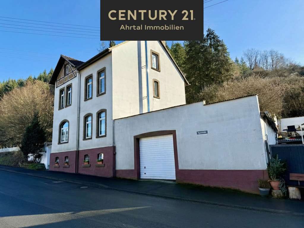 Immobilie in Leimbach - Villa-Charm trifft Motorsport-Leidenschaft: Großes Anwesen mit Baupotenzial nahe dem Nürburgring - Bild 0