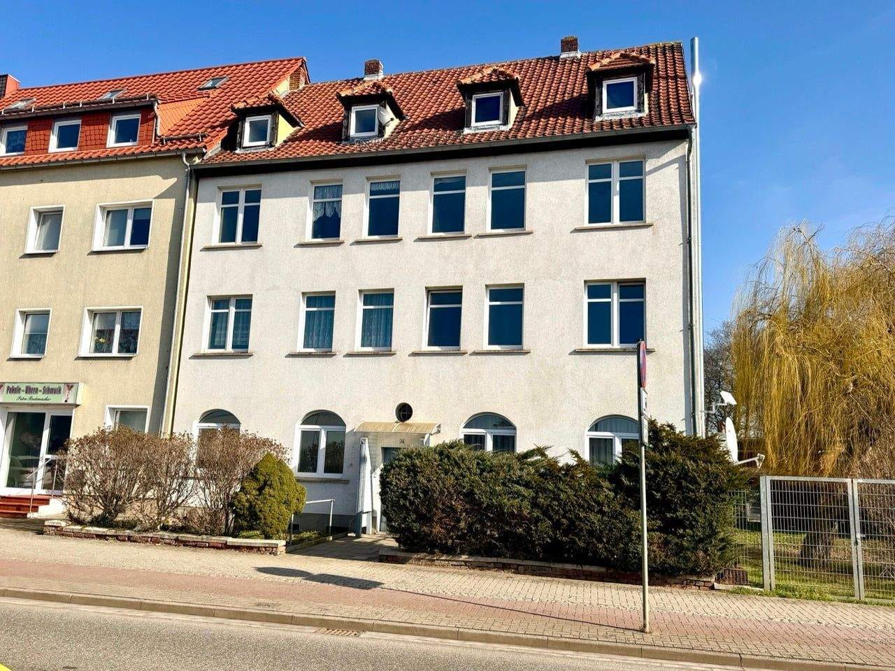 Immobilie in Halberstadt - Mehrfamilienhaus mit 7 Wohneinheiten - teilweise saniert, großes Entwicklungspotential - Bild 1
