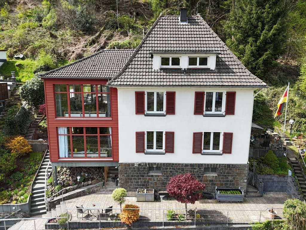 Immobilie in Schalksmühle - Nicht 08/15: Modernisiertes Zweifamilienhaus mit insgesamt 197qm Wohnfläche in Schalksmühle!!! - Bild 2
