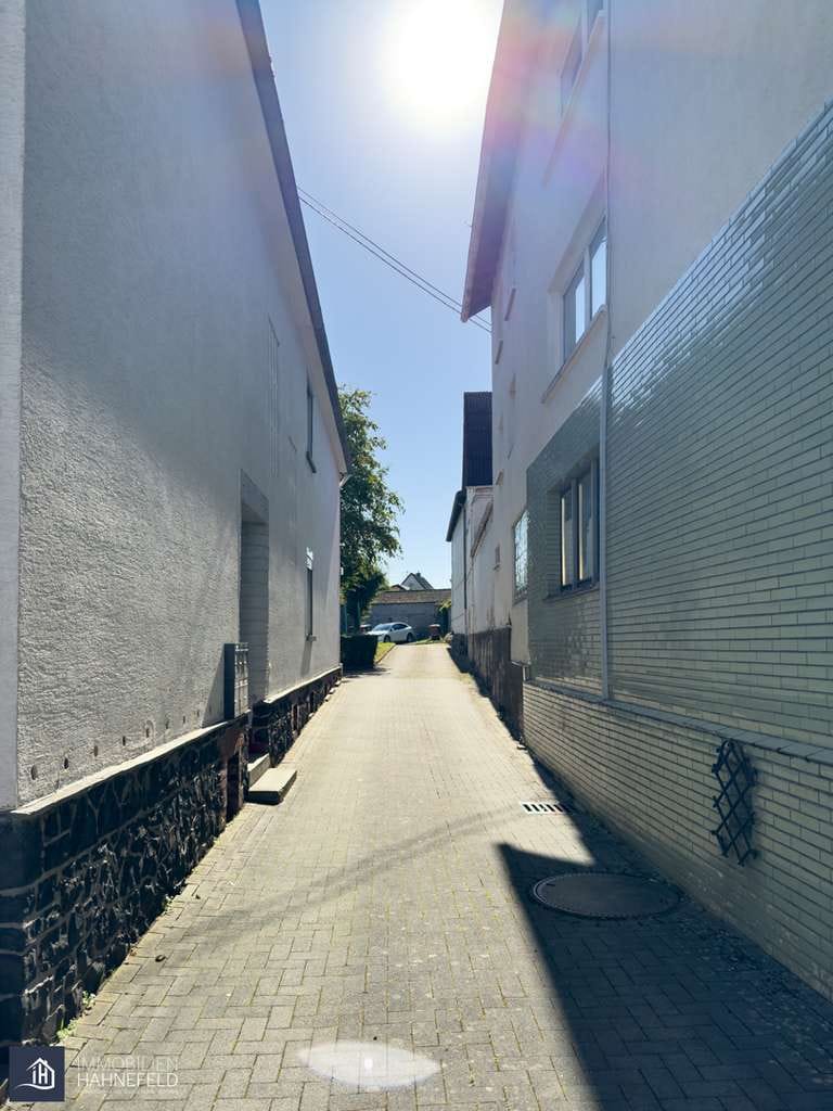 Immobilie in Hundsangen - Kapitalanlage in Hundsangen – Vorder- & Hinterhaus mit 6 Wohneinheiten und Garagen - Bild 2