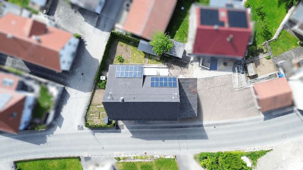 Immobilie in Kanzach - Wohnqualität für Familien: Modernisiertes Zweifamilienhaus mit Ausbaureserve - Bild 2