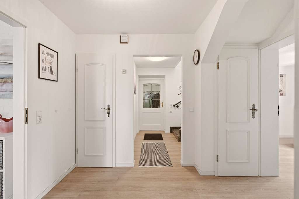 Immobilie in Göhl - Attraktives Einfamilienhaus mit Wintergarten und sonnigem Grundstück auf der Ost- und Westseite - Bild 3