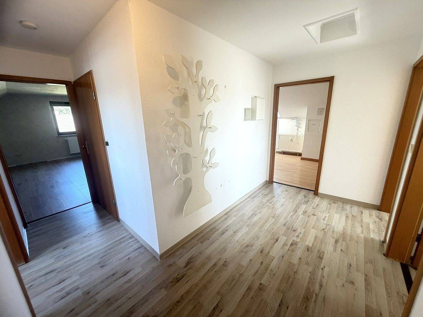 Immobilie in Rieschweiler-Mühlbach - Freistehendes Zweifamilienhaus mit Wintergarten, 2 Garagen und vielseitigen Nutzungsmöglichkeiten - Bild 3