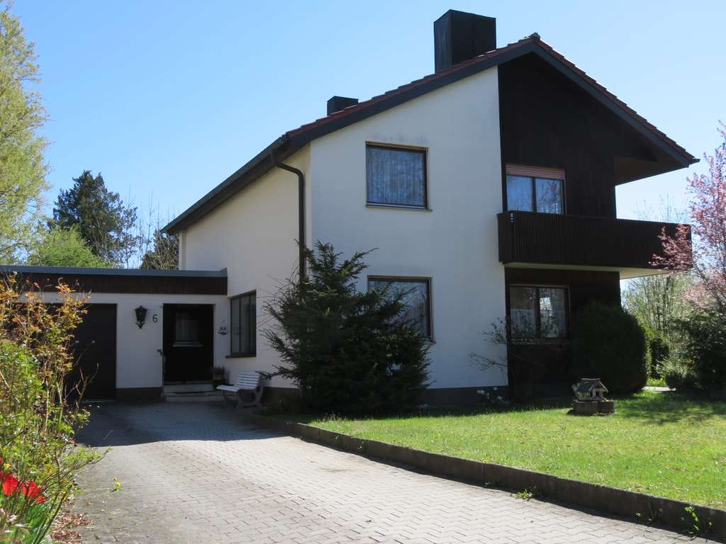 Immobilie in Tirschenreuth - Helles Einfamilienhaus mit Garten und Garage in Top-Wohnlage - Bild 0