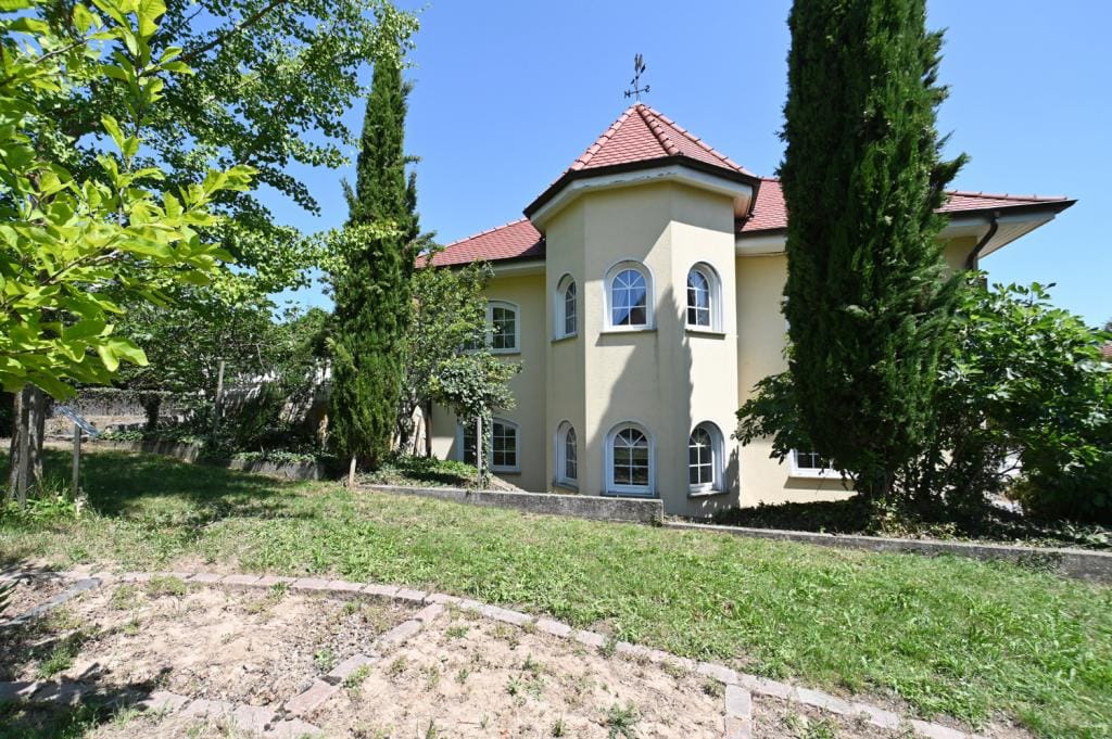 Immobilie in Mölsheim - Anspruchsvolle Architektur in ruhige Lage mit ELW , Solaranlage und zwei innenliegenden Garagen! - Bild 2