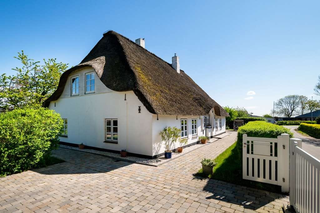 Immobilie in Stapel - Seltene Gelegenheit: Reetdachhaus plus Bungalow inmitten einer beliebten Ferienregion. - Bild 2