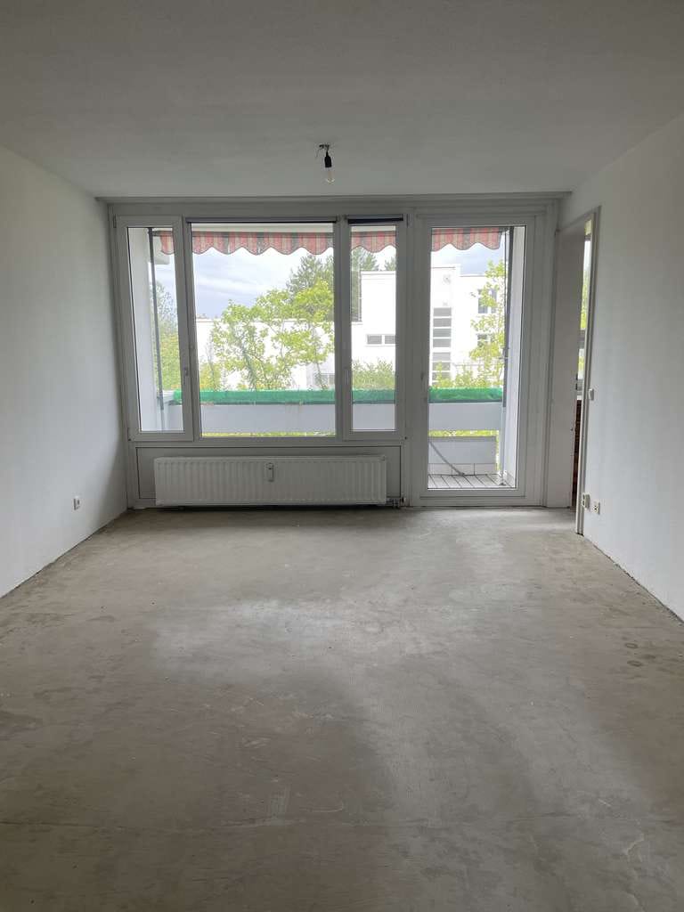 Immobilie in Ottobrunn - Günstig zum Selbstrenovieren unter 5.000.-/ qm, mit sonniger Loggia und schönem Ausblick - Bild 2