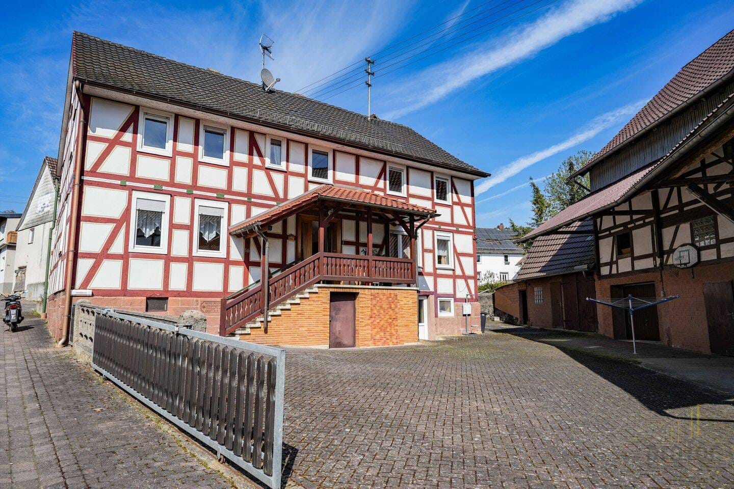 Immobilie in Borken - Charmanter Resthof mit großer Scheune im Herzen von Borken/Kerstenhausen - Bild 1