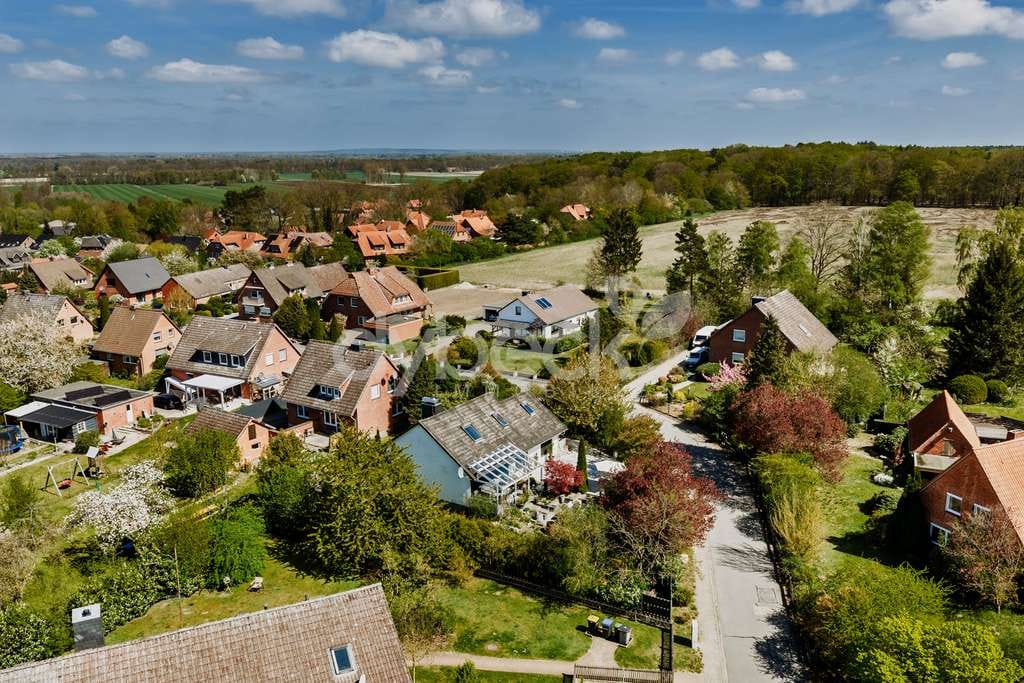 Immobilie in Rullstorf - Modernisiertes Einfamilienhaus mit Pool, großem Garten und viel Platz in ruhiger Lage von Rullstorf - Bild 2