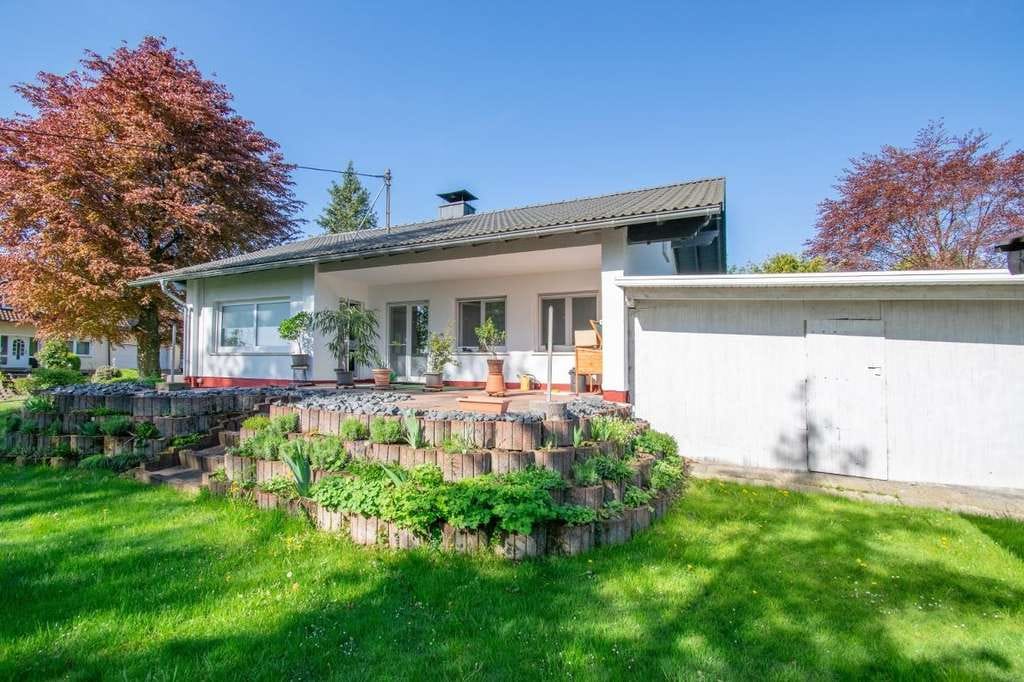 Immobilie in Hasselbach - MANNELLA *Modernisiertes Einfamilienhaus mit großem Grundstück* Viel Freiraum und Platz für Ihre Ide - Bild 0