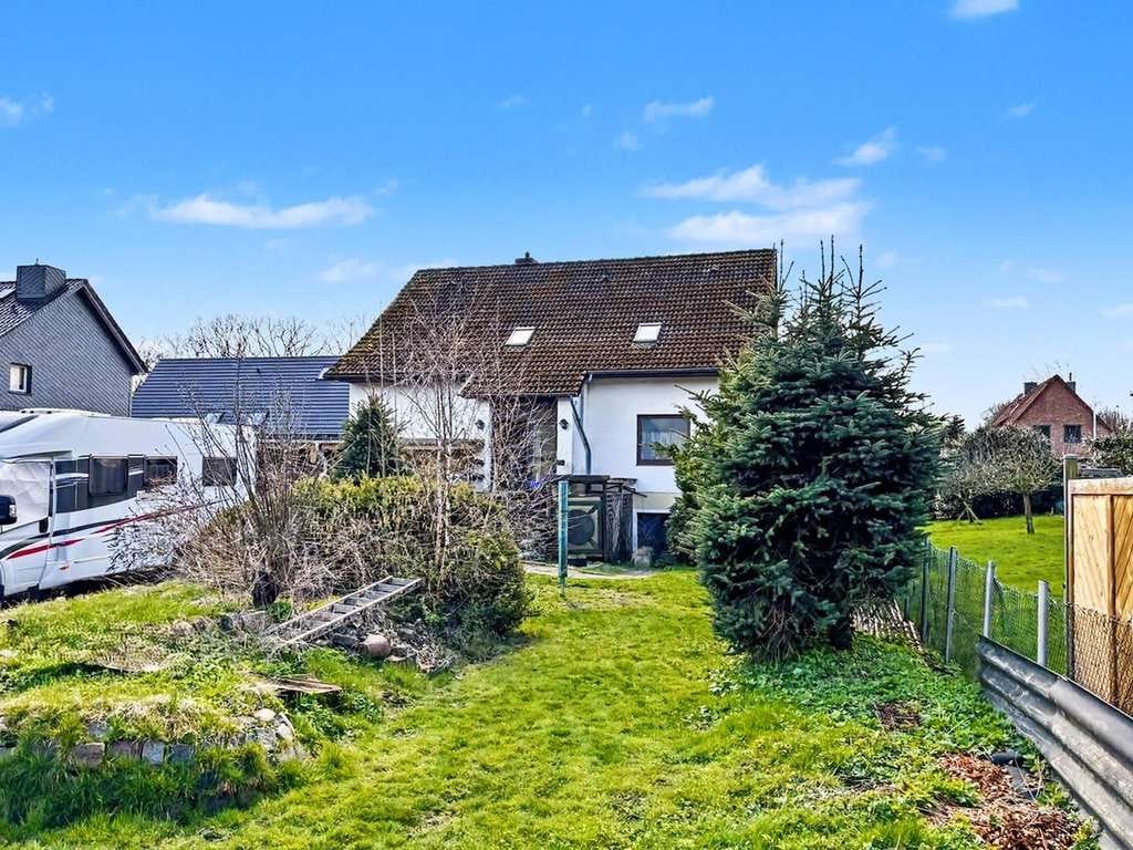 Immobilie in Seevetal - Vollsanierung notwendig: 2-Familien-Haus auf ca. 1.206 m² Grundstück in Top-Lage von Seevetal - Bild 1