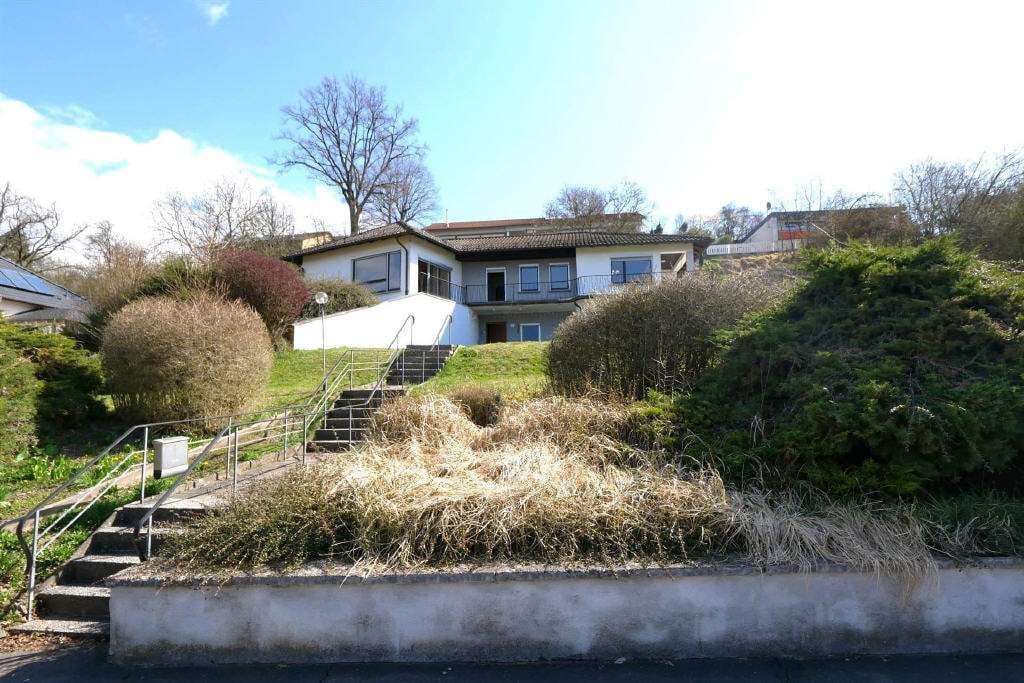 Immobilie in Weitramsdorf - Sonniger Walmdach-Bungalow mit Blick über Weitramsdorf - Bild 0