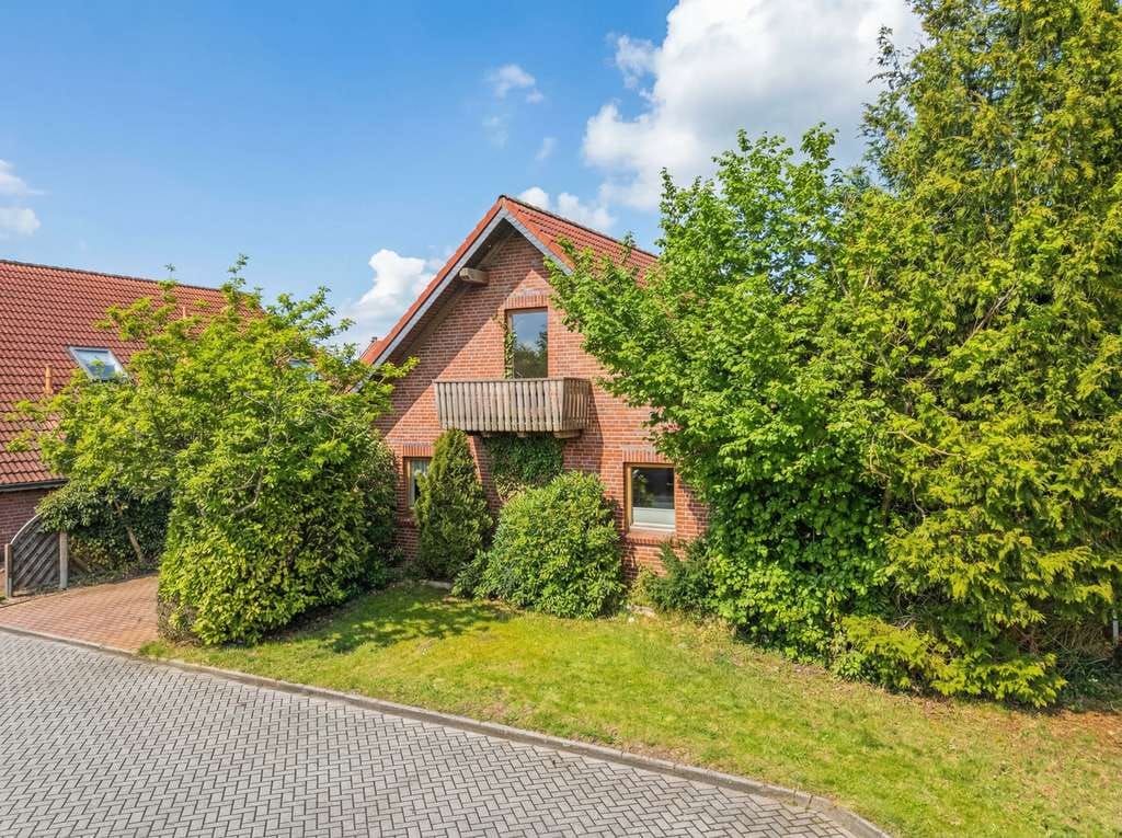 Immobilie in Lütetsburg - Einfamilienhaus mit Holzcharakter in ruhiger Sackgassenlage nahe Golfplatz - Bild 2