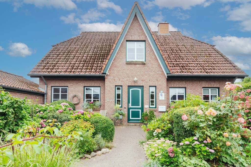 Immobilie in Lebrade - Hochwertiges Einfamilienhaus auf traumhaftem Grundstück in ruhiger Naturlage bei Plön - Bild 1