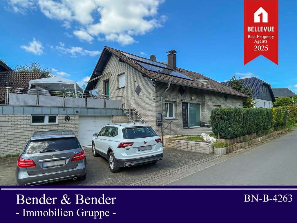Immobilie in Hennef (Sieg) - Gepflegtes, verklinkertes Zweifamilienhaus mit zwei Garagen und PV-Anlage in Hennef-Blankenberg! - Bild 0