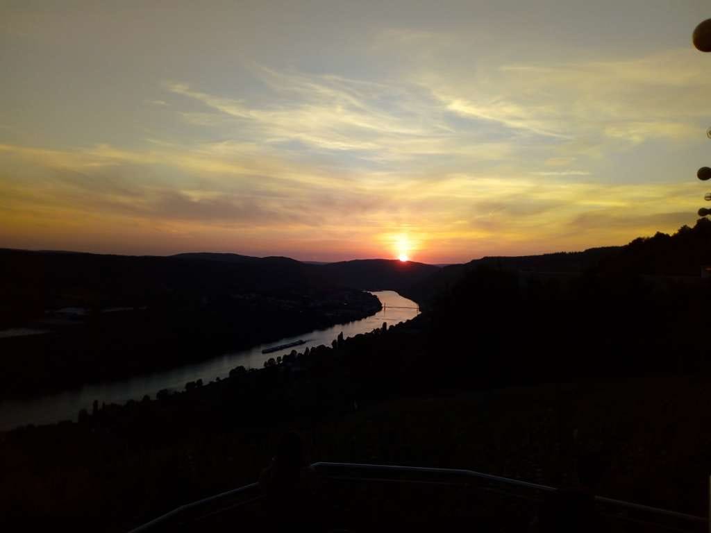 Immobilie in Bernkastel-Kues - Blick auf Bernkastel-Kues! Privates Wohnhaus/B&B/Hotel/Restaurant mit 180 Grad-Blick ins Moseltal! - Bild 1