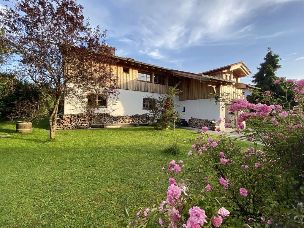 Immobilie in Dietramszell - Panorama Bergblick:  freistehendes Einfamilienhaus mit schönem Garten  - Bild 1
