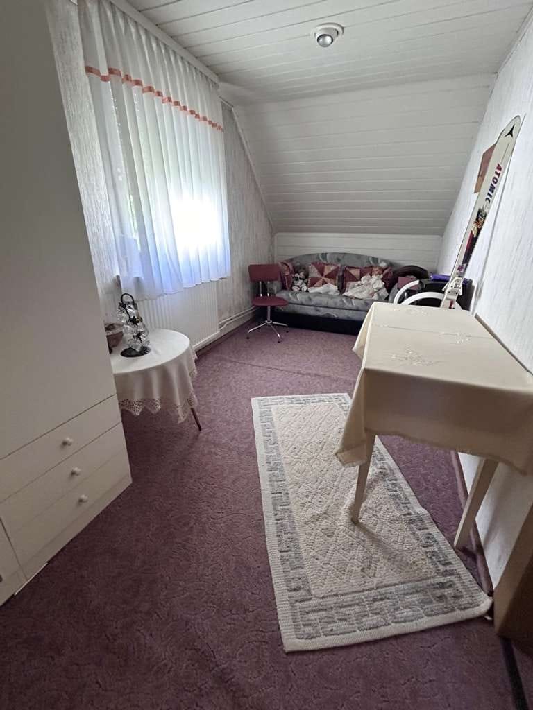 Immobilie in Rödental - Einfamilienhaus mit Garten und Doppelgarage in Rödental – familienfreundlich & modernisierbar - Bild 3